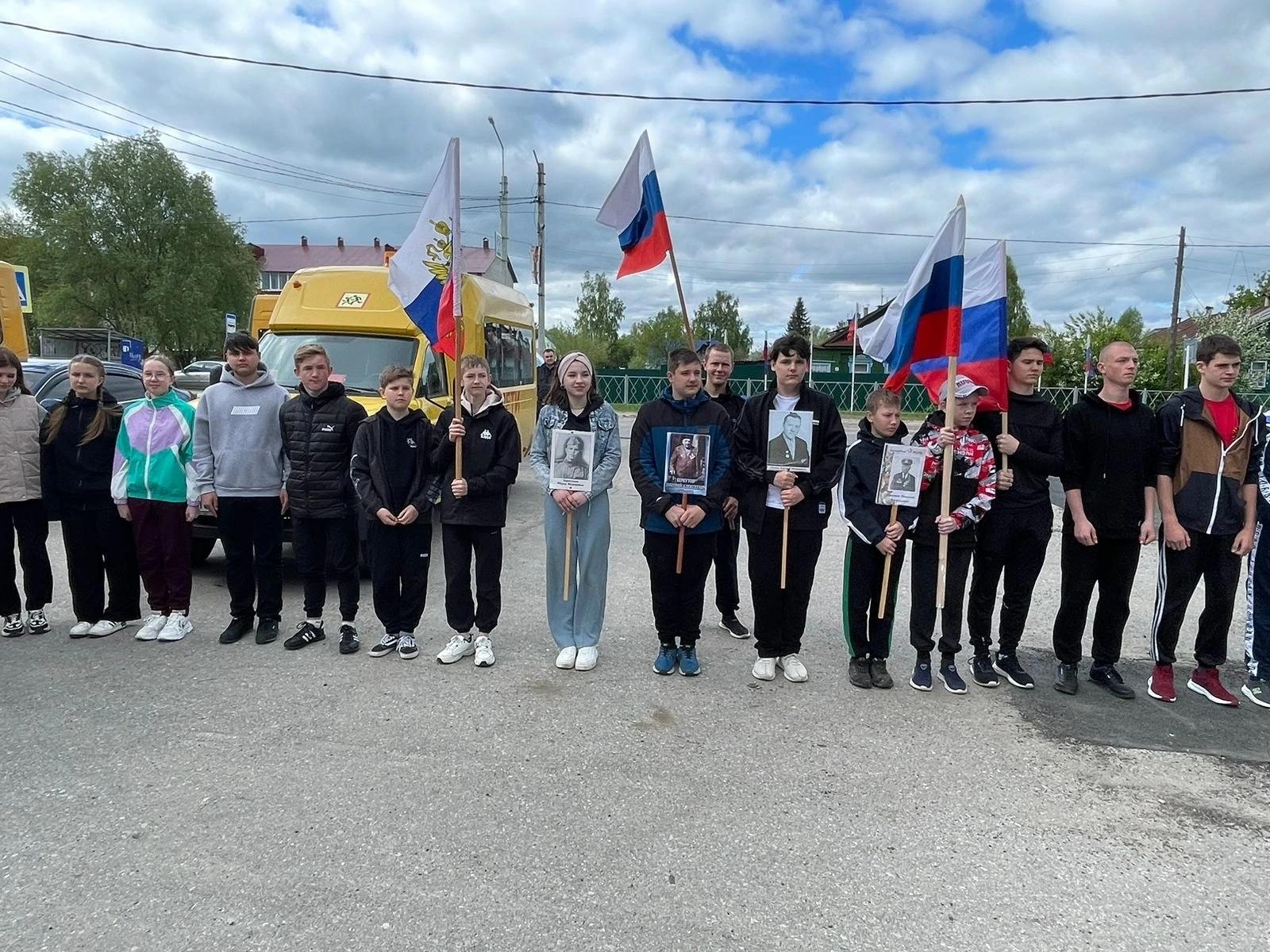 Школьники принимают участие в пробеге ко Дню Победы.