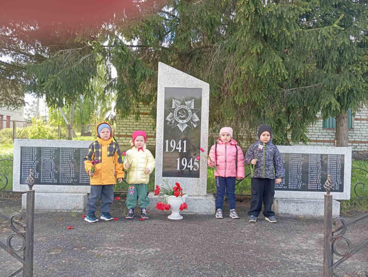 Дошкольники возложили цветы к монументу.